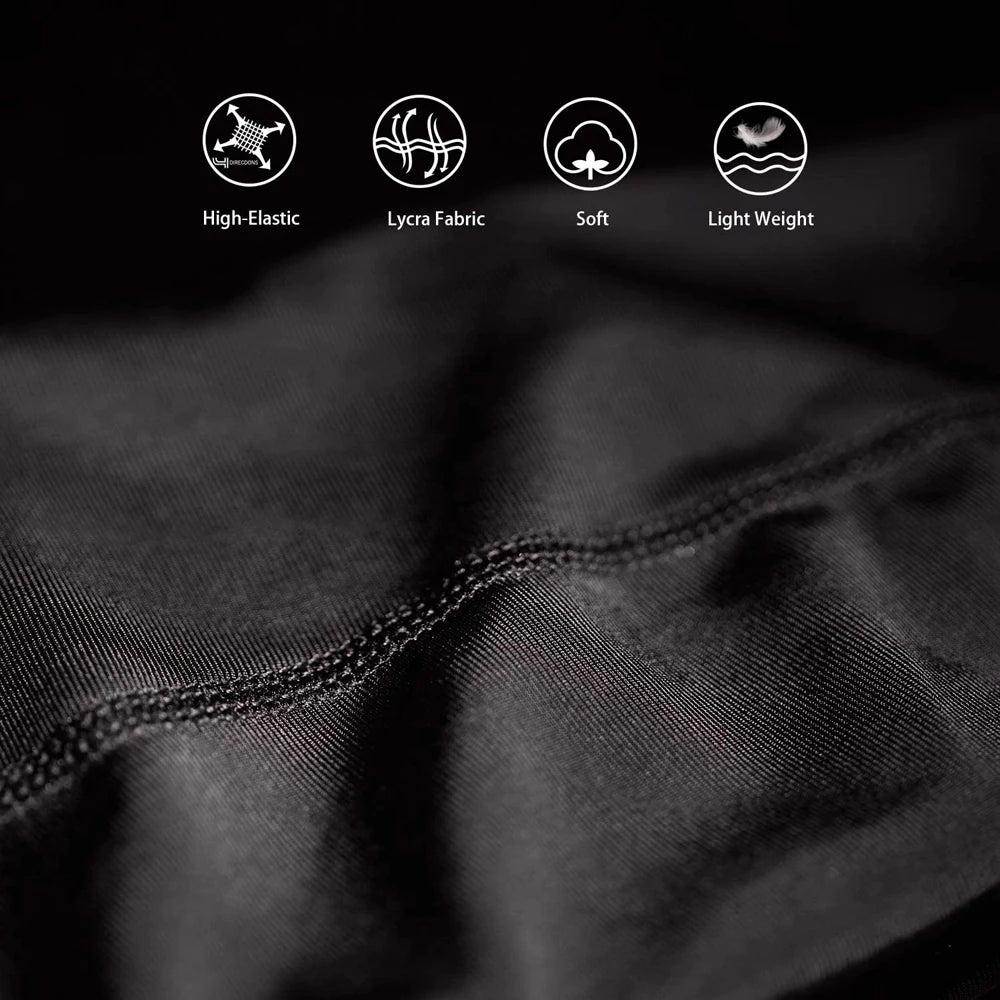 Gros plan sur un tissu noir montrant l'élasticité, la douceur et la légèreté du Lycra.