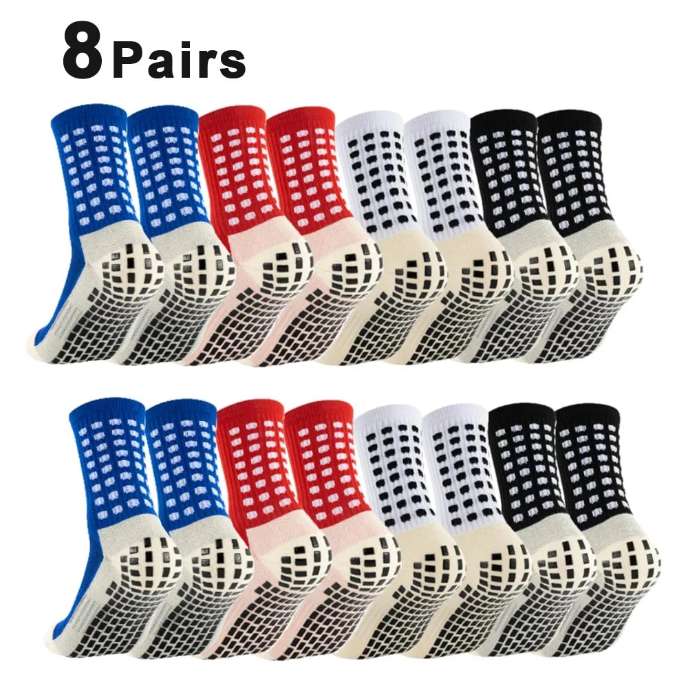 Acht Paar schwarz-weißes rutschfestes Silikonfußballsocken in einer Reihe.