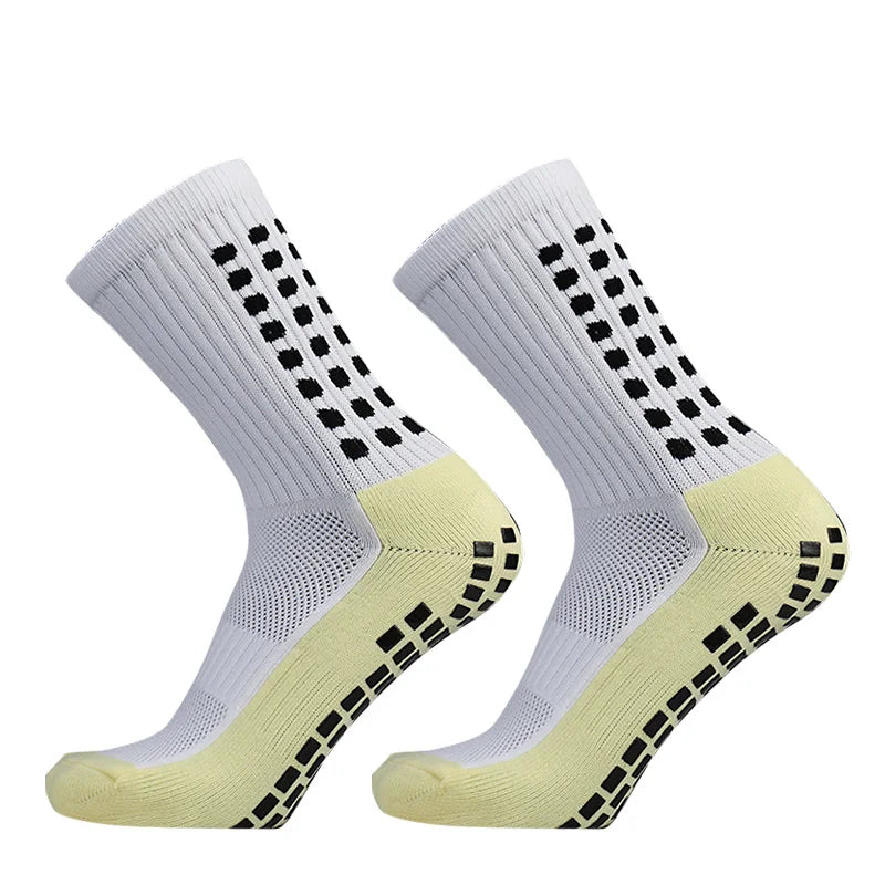 Ein Paar weiß-gelber rutschfester Sportsocken von der Seite.