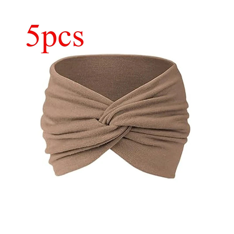 Cinco diademas de tela beige dobladas en un nudo para fitness y yoga