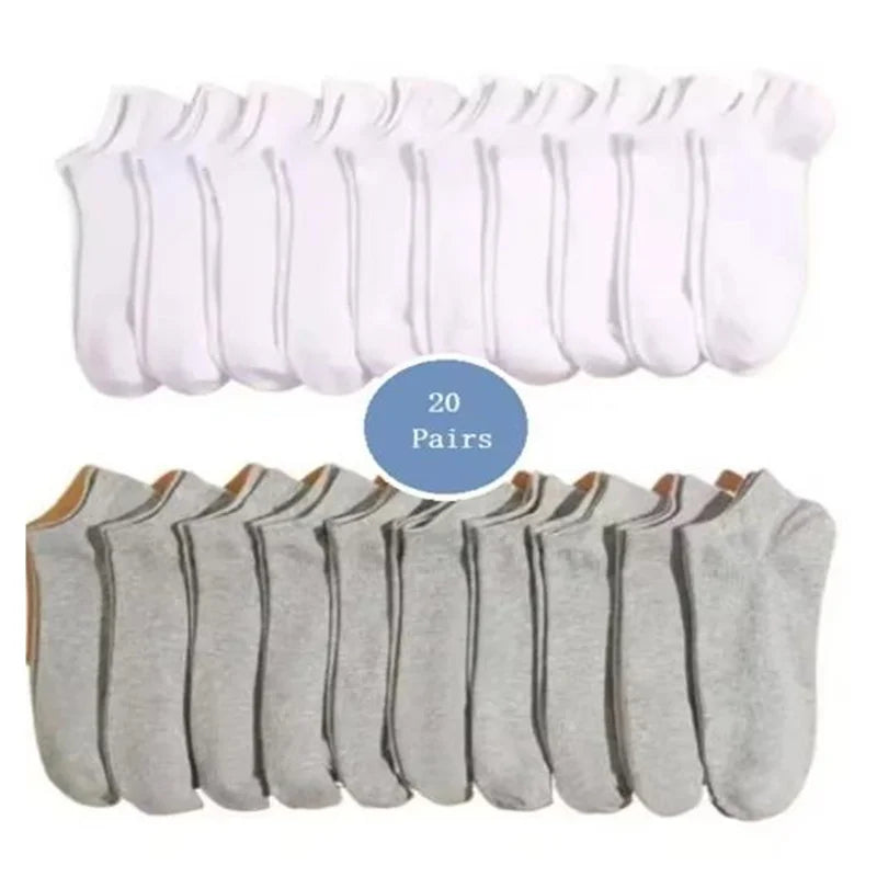 Ein Set von 20 Paar weißen Socken und ein Set grauer Socken.