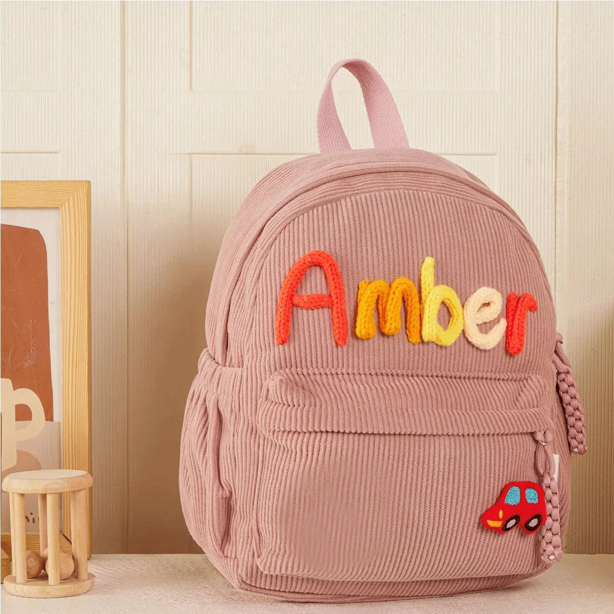 Rosa Samt-Rucksack mit dem Namen Amber aufgestickt