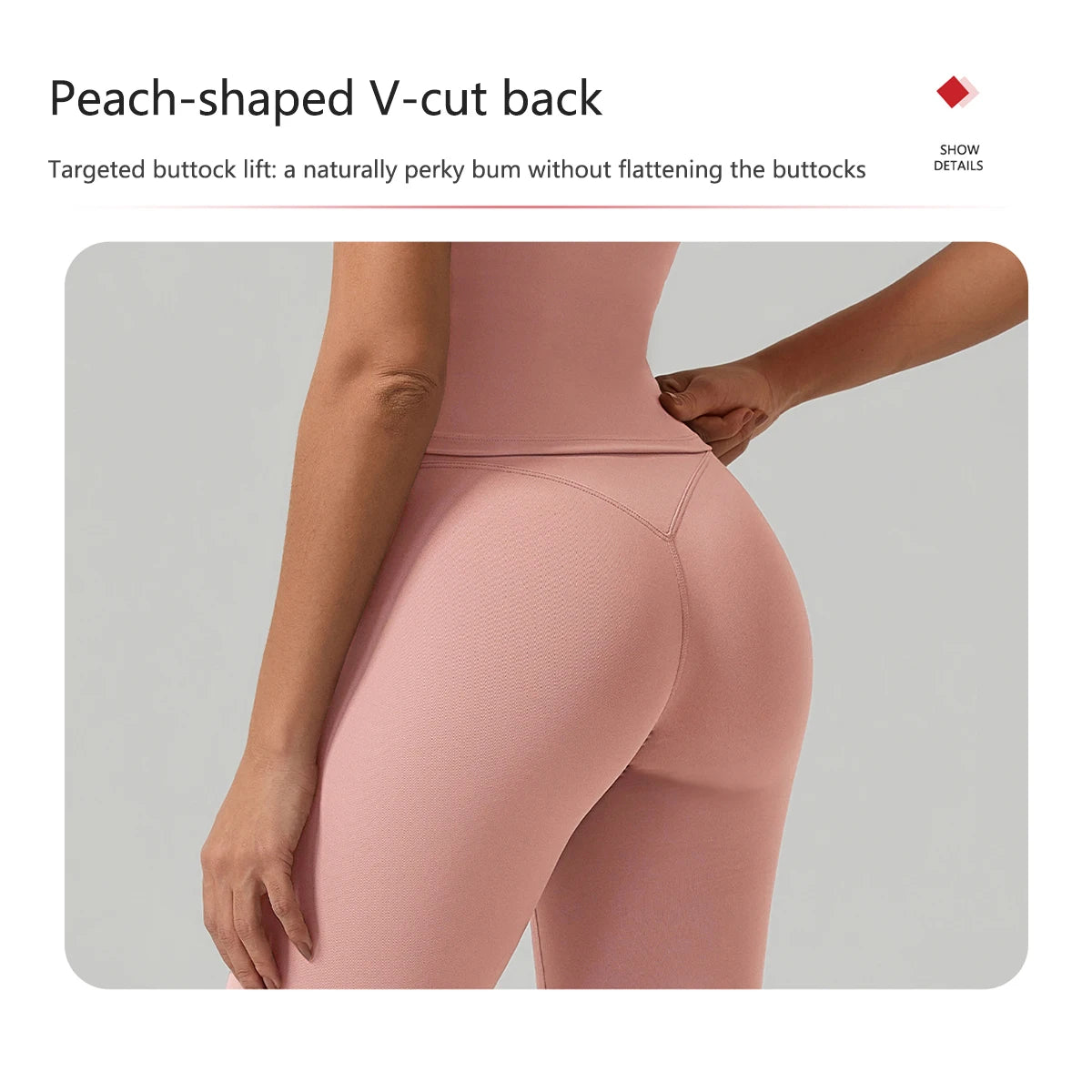Model trägt ein peachförmiges V-Ausschnitt rosa Yoga-Sportkleid.