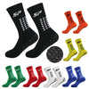 Collection de dix chaussettes de football antidérapantes en plusieurs couleurs : noir, orange, jaune et bleu.