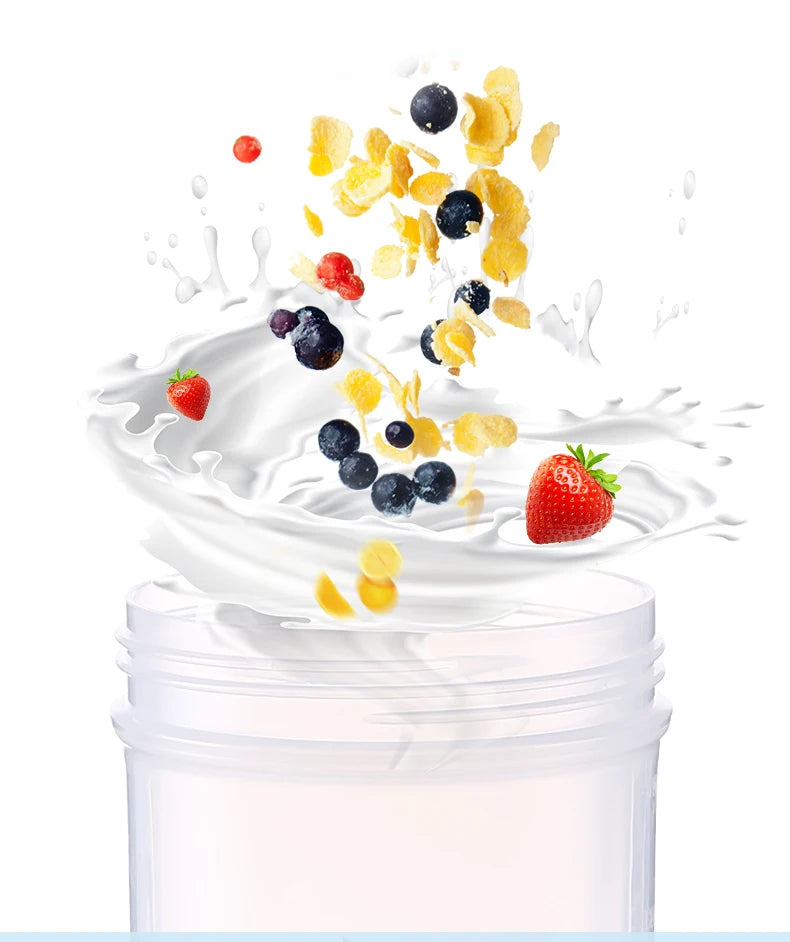 Ein weißer Proteinshake wird in eine klare Flasche gegossen, umgeben von verstreuten Beeren und Zitrusschalen.
