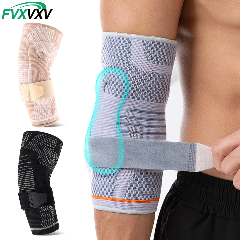 Une personne porte une manchette de compression grise avec un coussin de gel bleu pour le soutien articulaire.