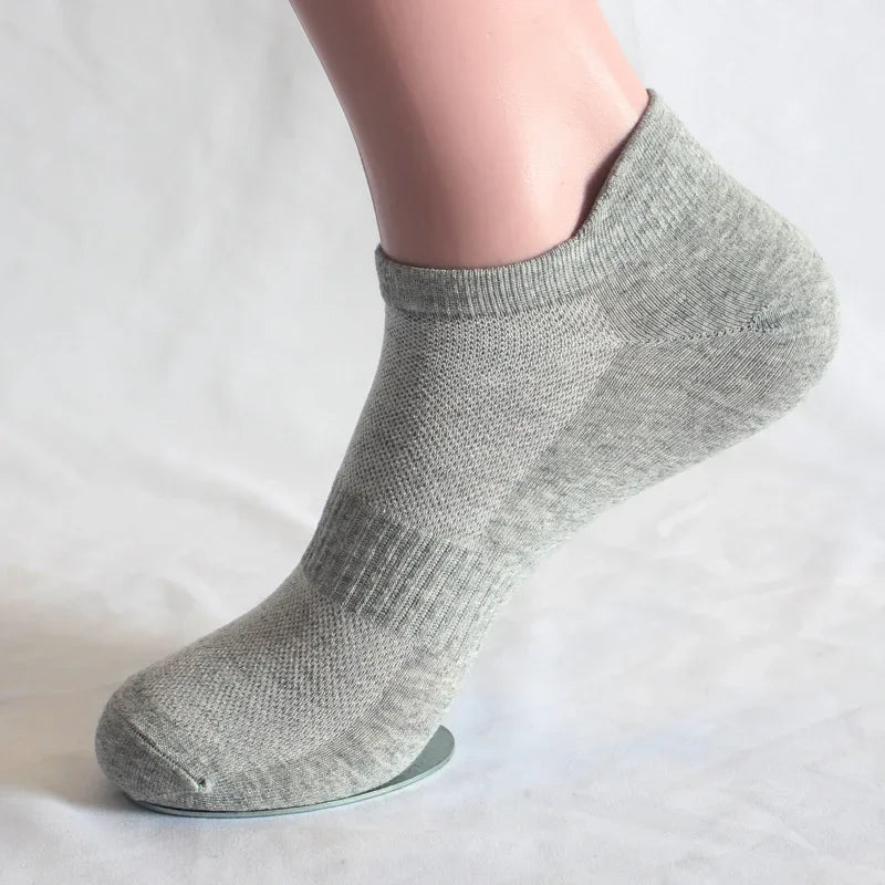 Nahaufnahme von hellgrauen Socken, die am Knöchel getragen werden.