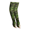 Paar Tarn-grüne Armschuhe, getragen an den Beinen einer Person.