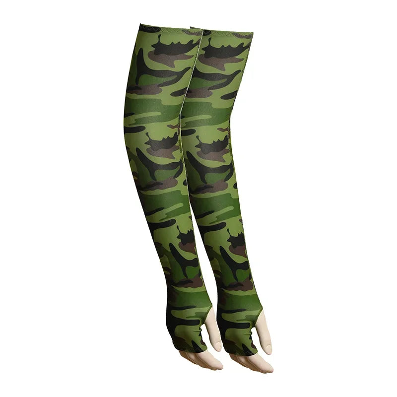 Paar Tarn-grüne Armschuhe, getragen an den Beinen einer Person.