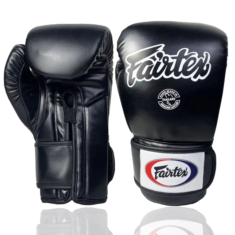 Ein Paar schwarze Fairtex Boxhandschuhe, von der Seite und oben.