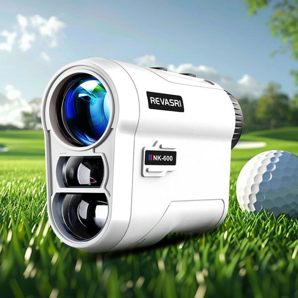 Un télémètre laser blanc REVASRI posé sur de l'herbe verte avec une balle de golf à proximité.