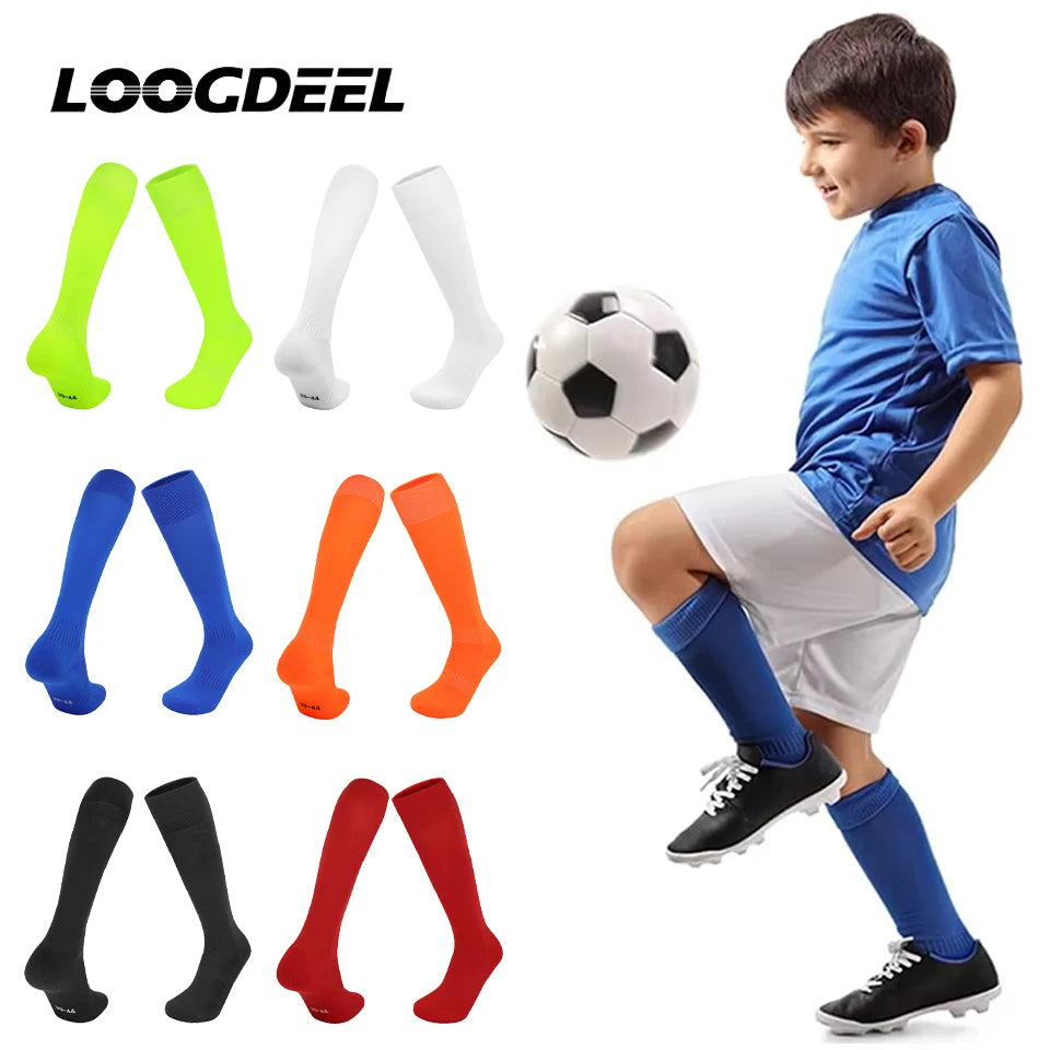 Eine Kollektion von Knielangen-Sportstrümpfen in verschiedenen Farben und Stilen für Fußball und Sportbekleidung.