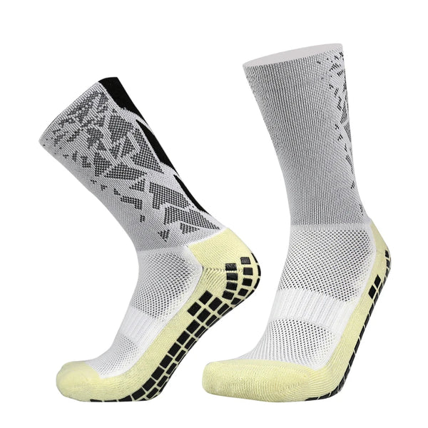 Un par de calcetines de fútbol anti-resbalar de silicona blancos y negros, vistos de lado.