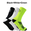 Un pack de trois chaussettes de vélo en maille respirante noires, blanches et vert néon.