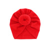 Ein fester roter Baumwollkindlicher Turban in Rosettenform gefaltet.
