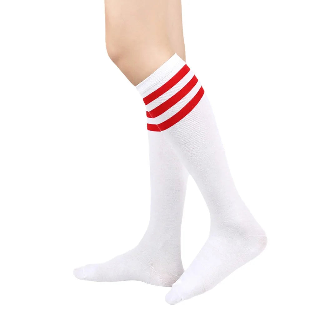 Calcetines blancos hasta el muslo con rayas rojas
