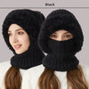 Eine Frau modelliert eine schwarze Thermounterwäsche-Fleece-Mütze mit winddichten Ohrenabdeckungen.