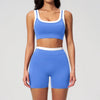 Eine Frau trägt ein blau-weißes Yoga- und Sportanzug-Set (Oberteil und Shorts).