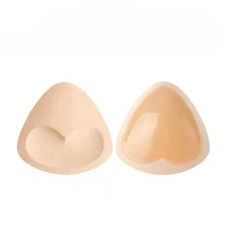 Ein Paar hellbeige Silikon-BH- und Badeanzug-Bügel.