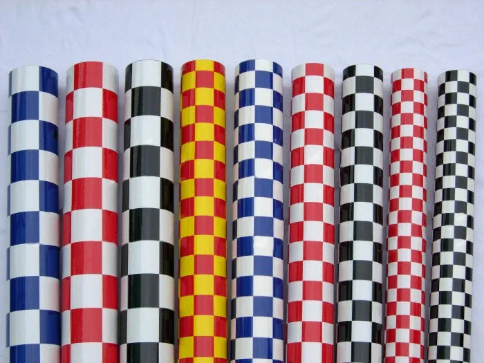 Eine Reihe bunter Hot-Shrink-Folienröhrchen in verschiedenen Mustern und Farben.