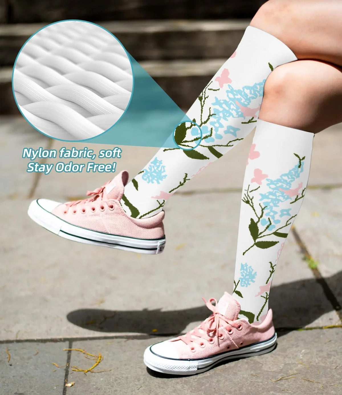 Pinkes Blumenmuster-Kompressionsstrumpf wird am Bein getragen, mit einer Ansicht des Nylonstoffs.