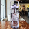 Botella de agua aislada púrpura transparente con pajita sobre una mesa de madera.