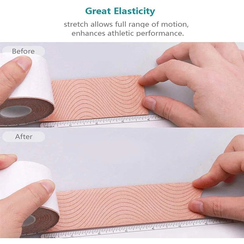 Manos demuestran el estiramiento y elasticidad de cinta kinesiológica rosa en la piel.
