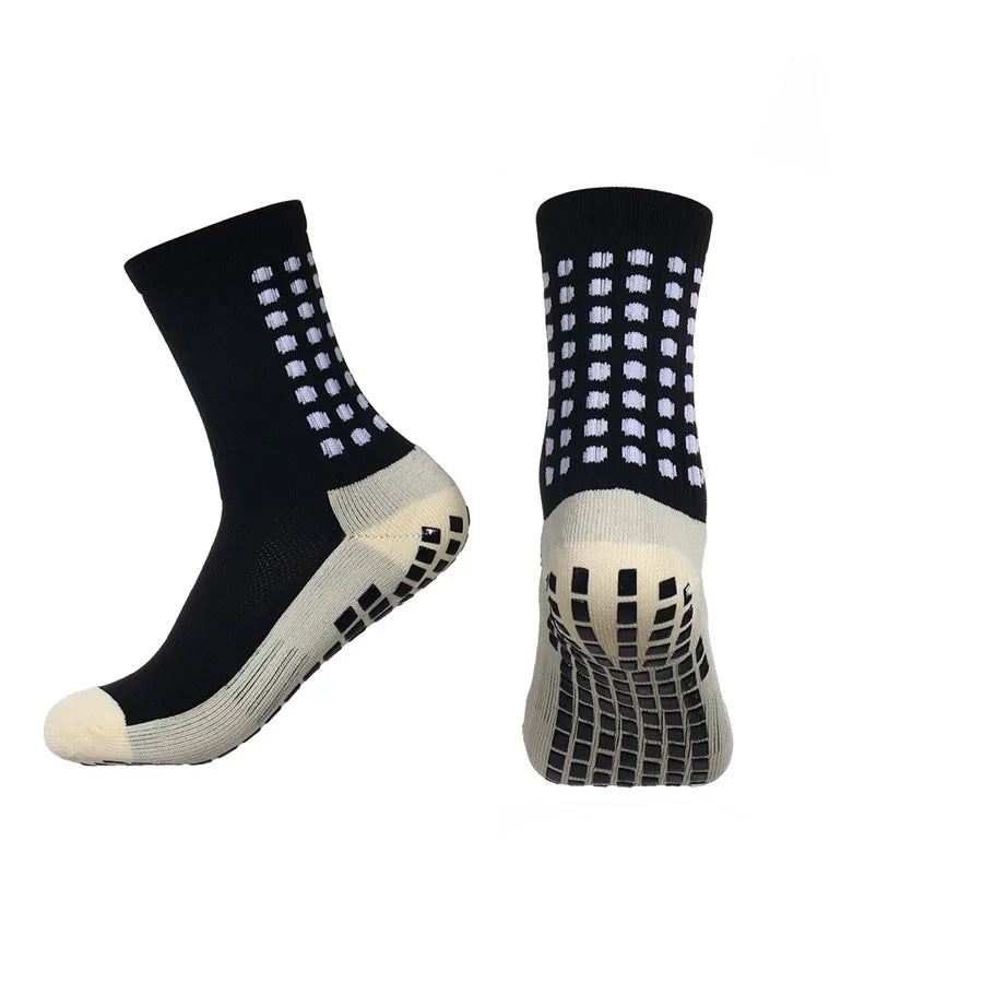 Ein Paar schwarze sportliche Grip-Socken mit weißen Musterakzenten und beige Sohle.