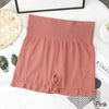 Un par de shorts deportivos sin costuras para mujer en color rosa polvoriento, dispuestos sobre una superficie blanca.