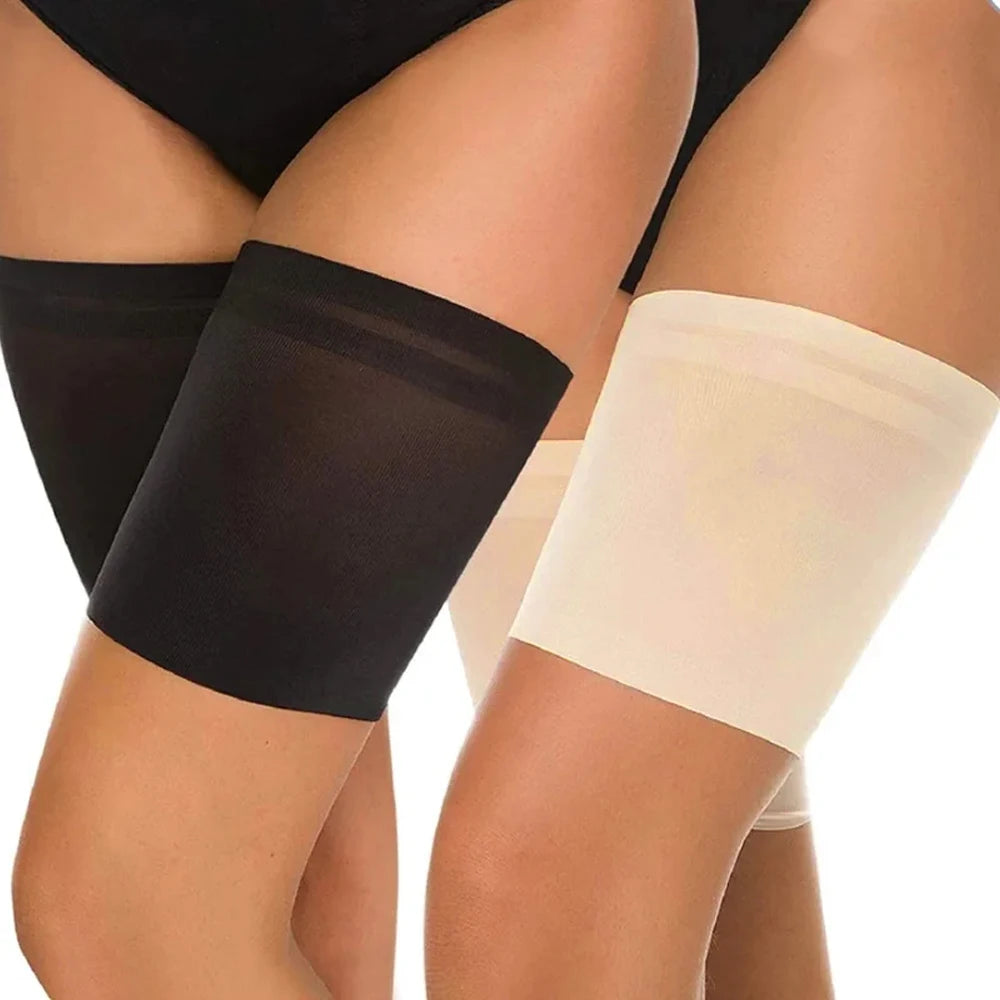 Primer plano de manguitos compresivos anti-rozaduras para muslos en negro y beige, puestos en las piernas.