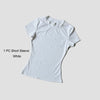 Una camiseta blanca de manga corta para un conjunto de yoga de talle alto.