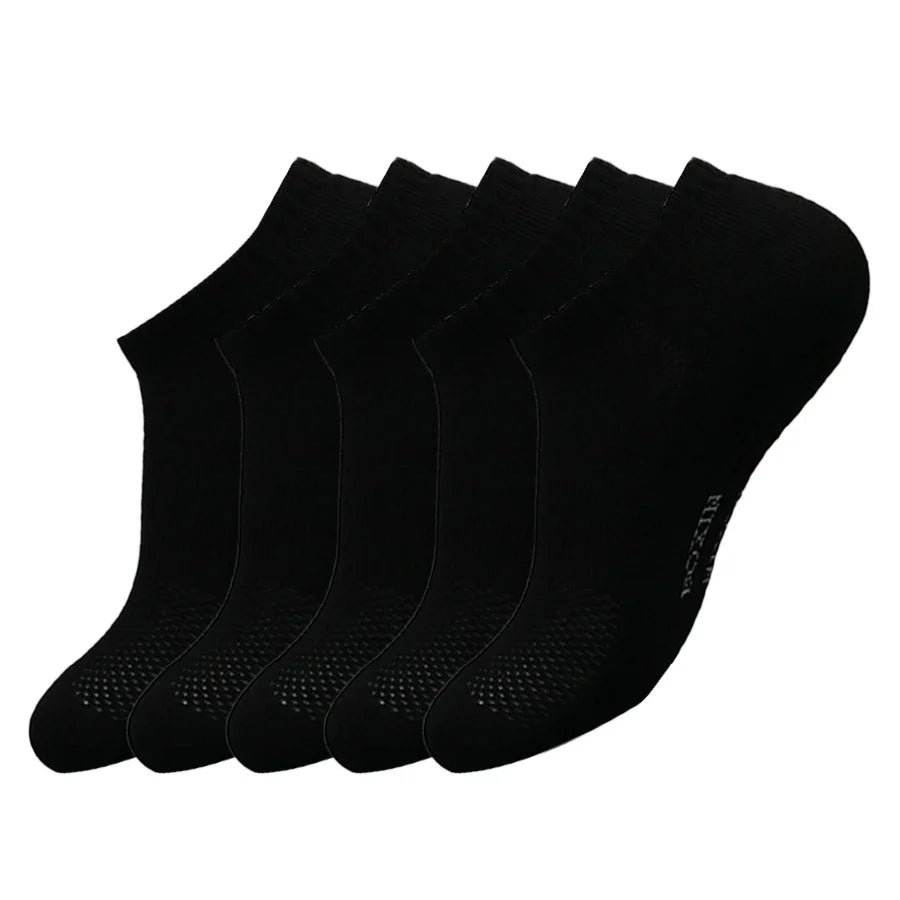 A set of black men's essential warm socks for outdoor activities, displayed in a row.