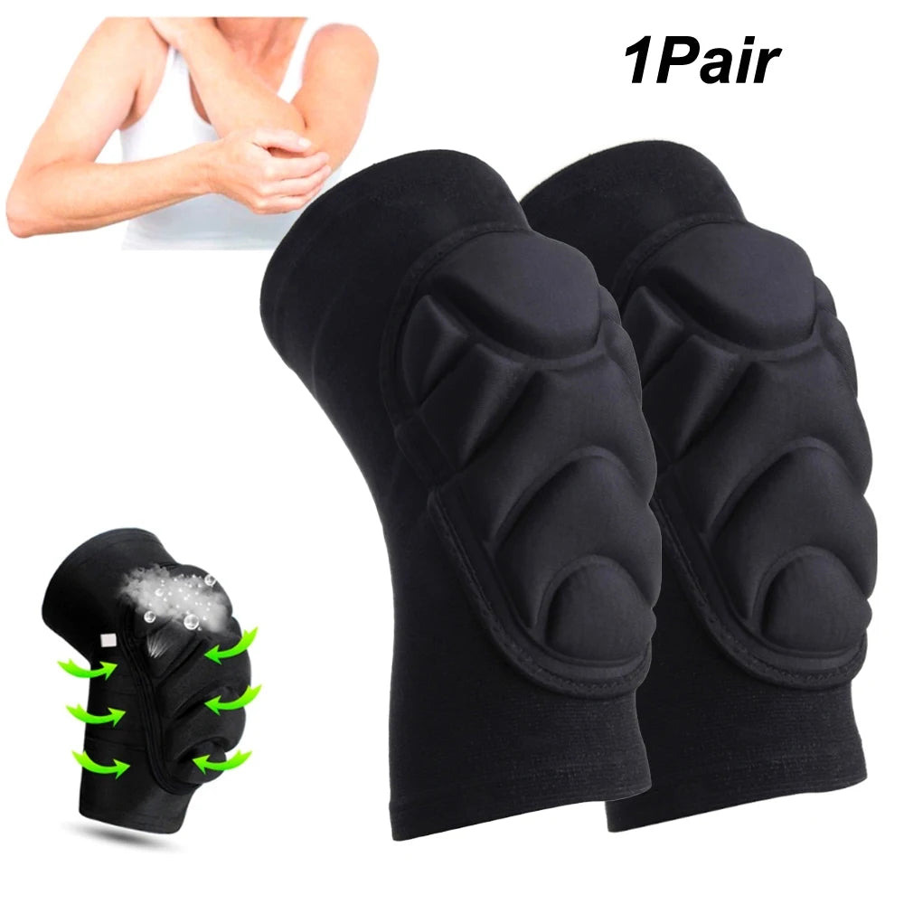 Un jeu de genou et coude noirs de protection pour enfants, montré avec une main d'adulte pour l'échelle.