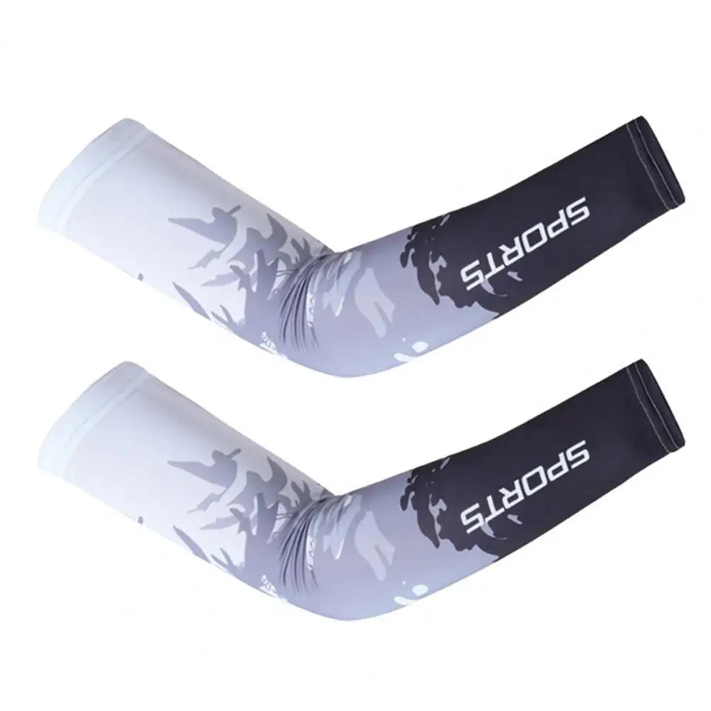 Paar schwarzer und weißer Sport-Armwärmer zum UV-Schutz und für Ice Silk-Nutzung