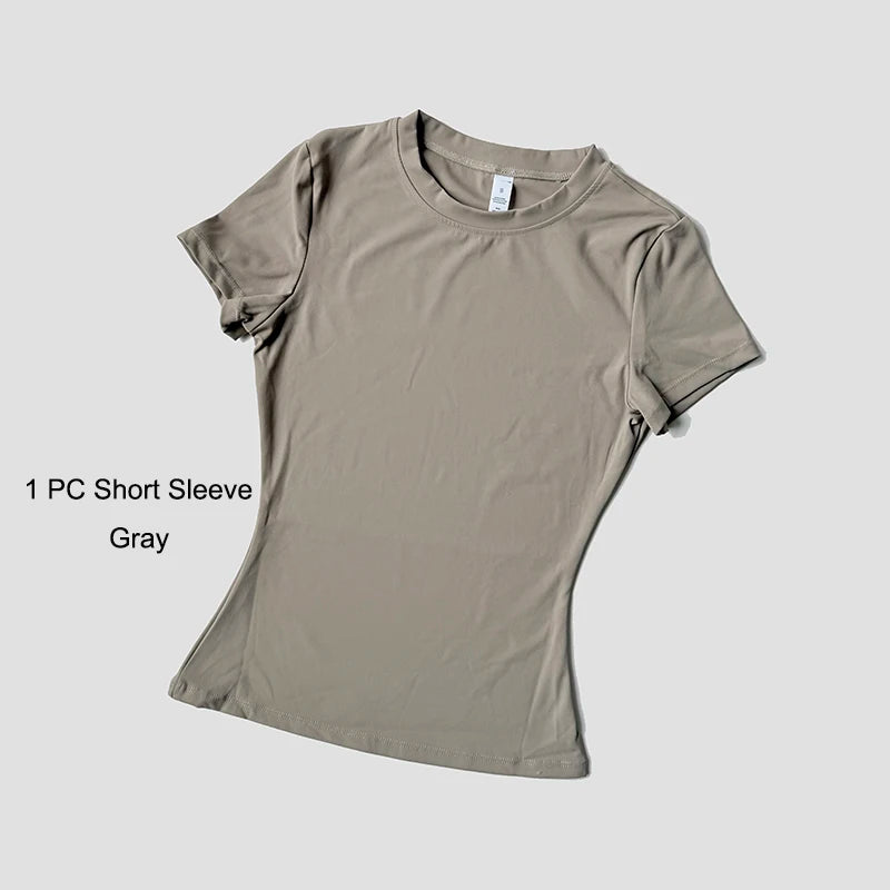 Camiseta gris de manga corta mostrada en plano.