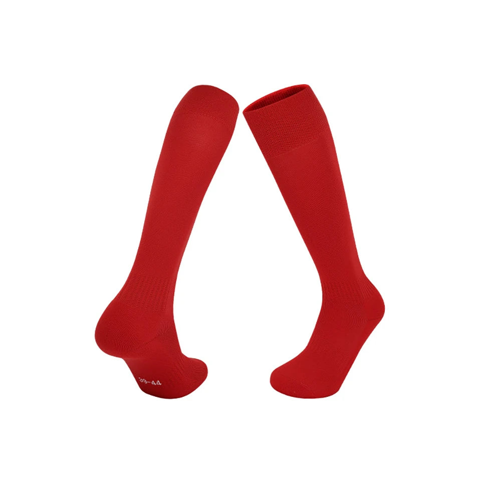Ein Paar rote Knielange Sportsocken auf weißem Hintergrund