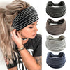 Eine Frau trägt ein schwarz-weiß gestreiftes Yoga-Headband und posiert für eine Nahaufnahme.