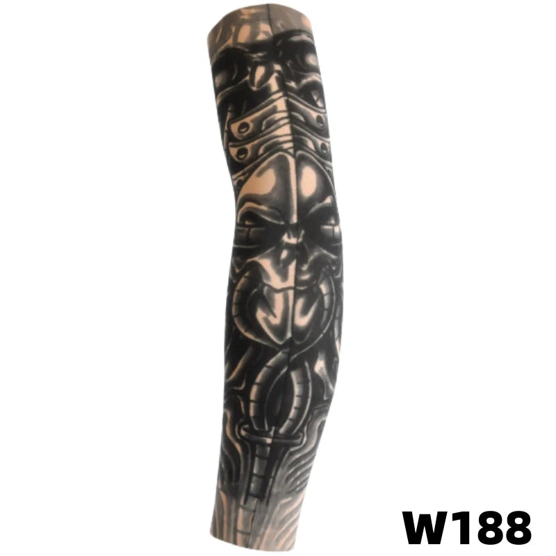 Manche de tatouage en tricot extensible noir et gris, avec des motifs tribaux complexes.