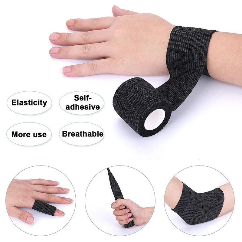 Une main porte un rouleau de bandage élastique auto-adhésif noir sur le poignet, gros plans du produit et de l'application