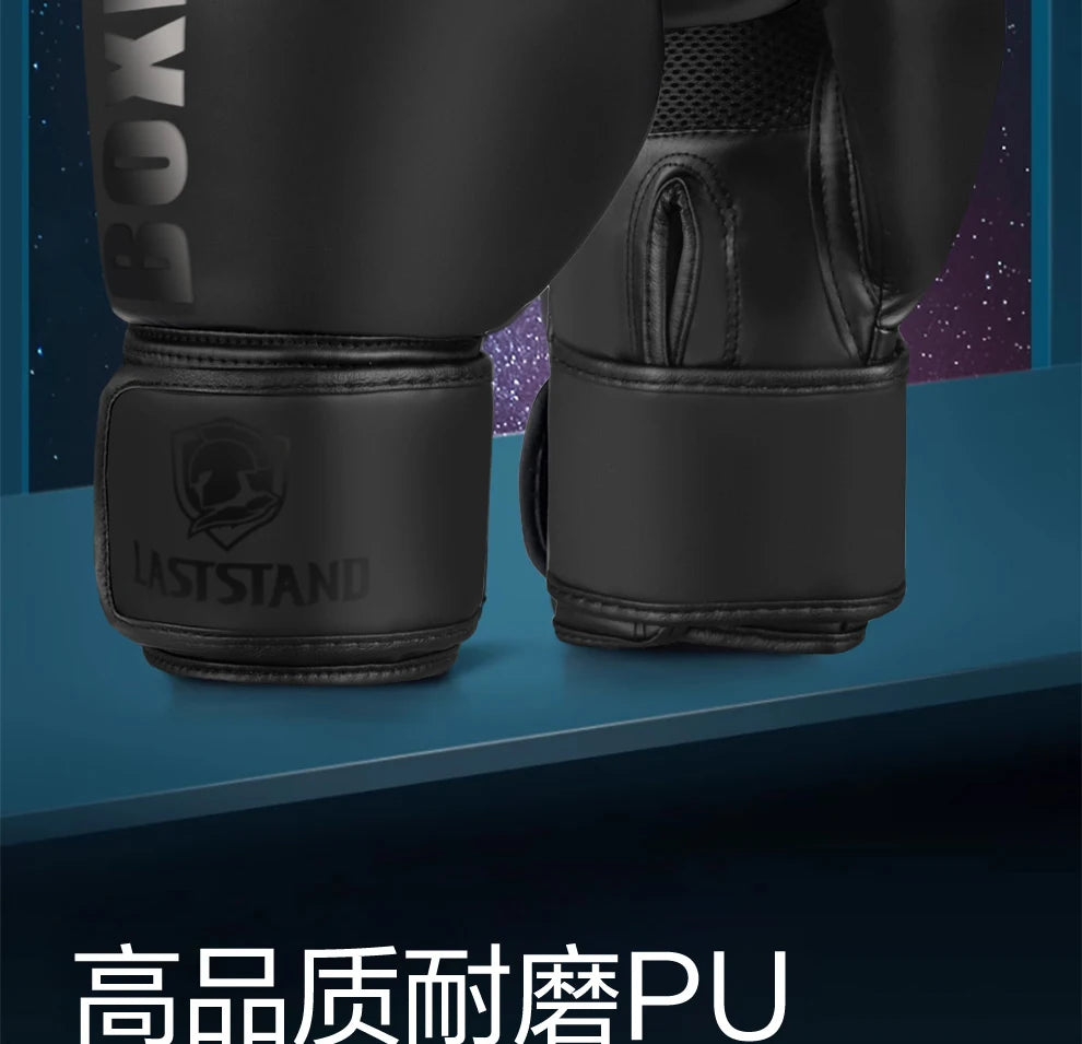 Une paire de gants de boxe en cuir PU noirs, vue rapprochée.