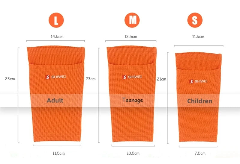 Trois tailles de genouillères de soccer orange pour adultes, adolescents et enfants affichées côte à côte.