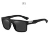 Gafas negras con lente oscuro y marco negro sobre fondo blanco.