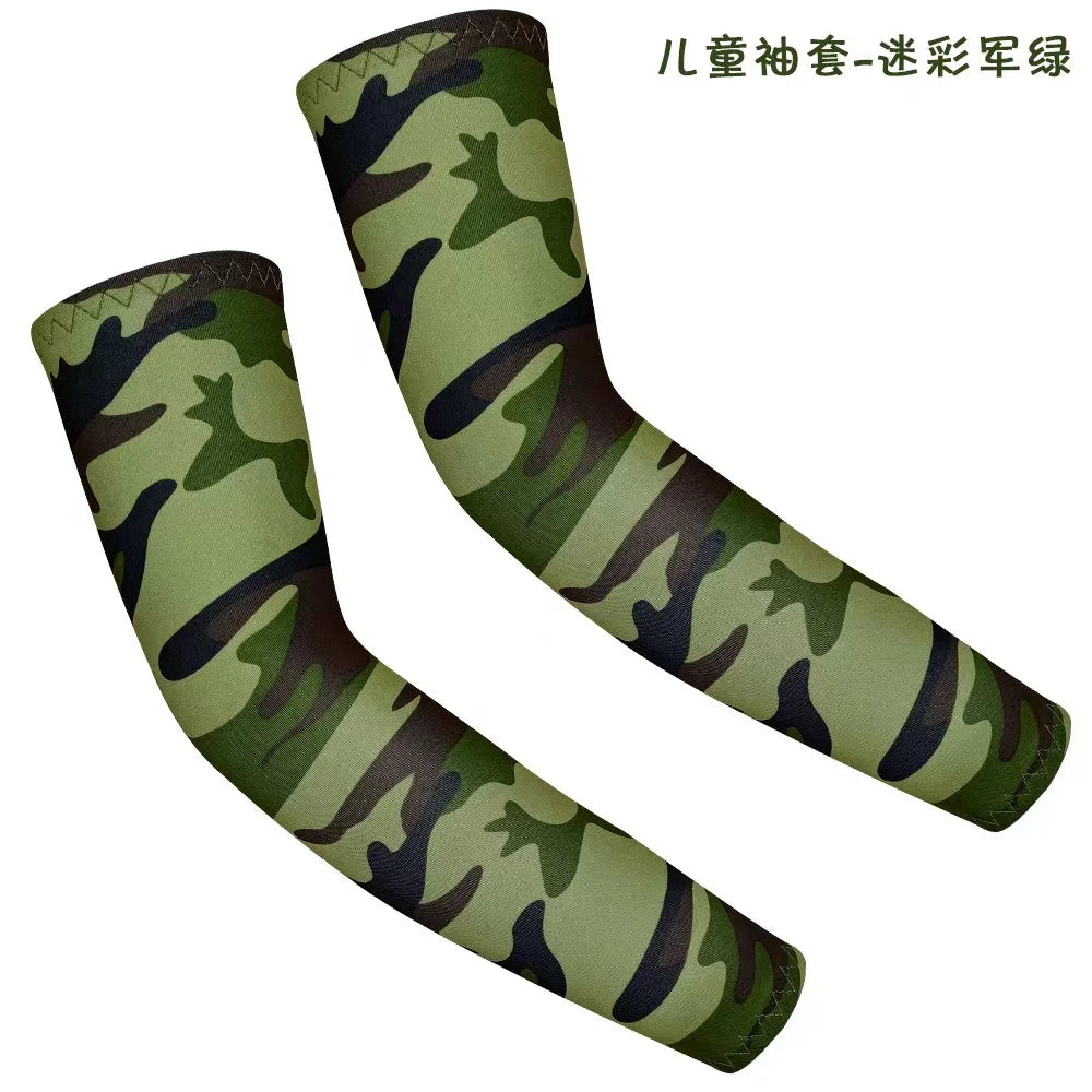Una par de mangas de camuflaje verde oliva para niños.