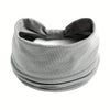 Diadema ancha y elástica gris para el cabello y deportes, doblada y mostrada sobre un fondo blanco.