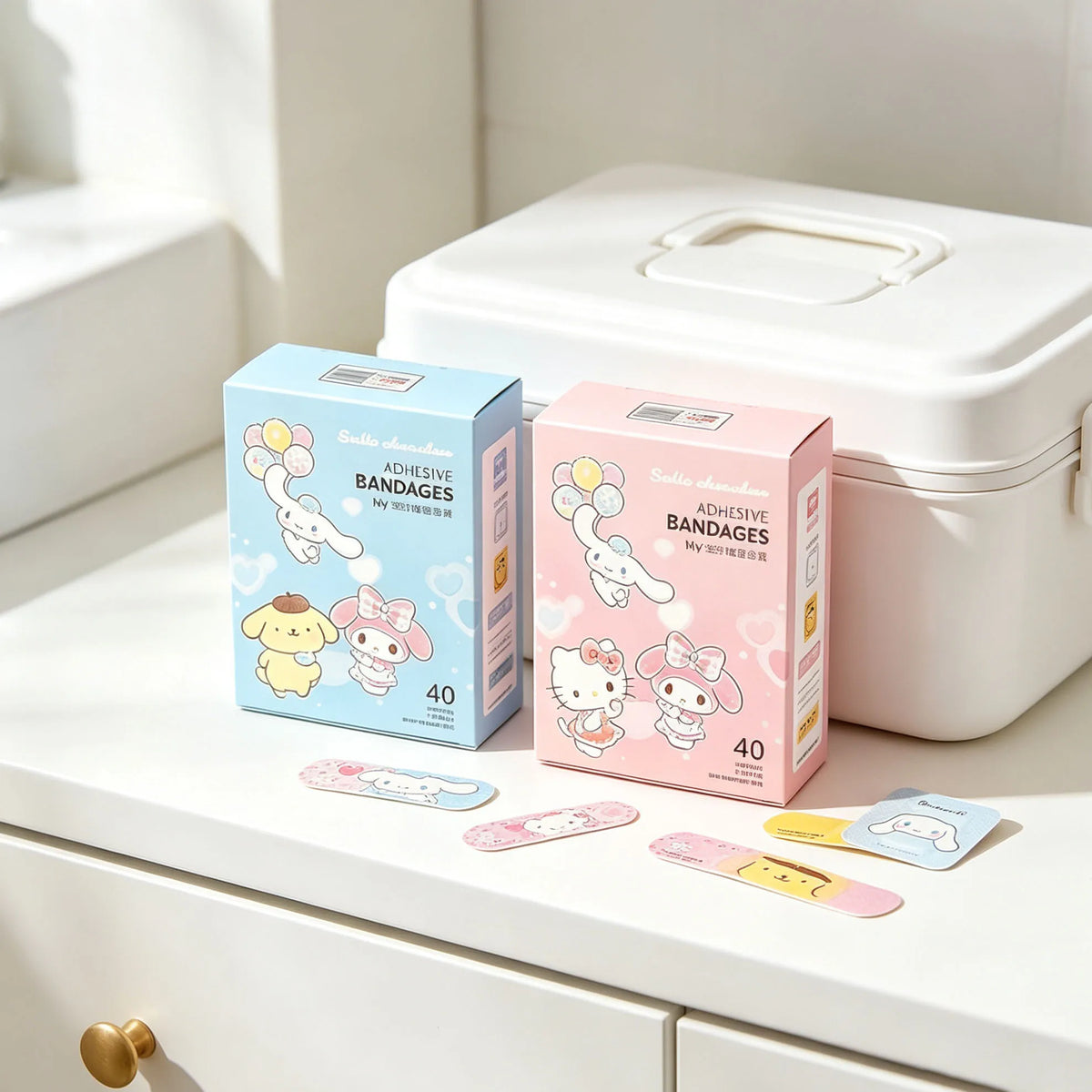 Caja de 40 tiritas adhesivas de dibujos animados Kawaii en varios colores pastel sobre una superficie blanca.
