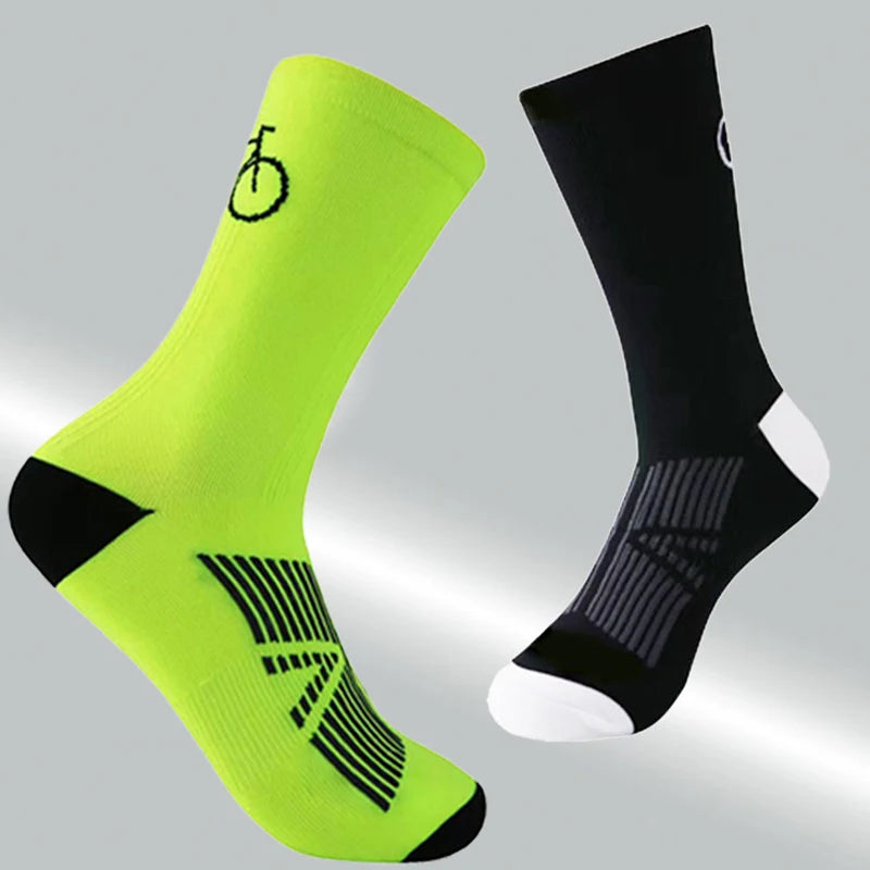 Chaussette de vélo jaune néon avec un symbole de vélo et une chaussette noire dans le même style.