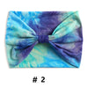 Bandeau en coton tie-dye violet et bleu noué en nœud.