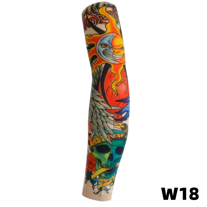 Manche de tatouage tricoté coloré avec un crâne et une flamme stylisés sur un bras.