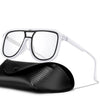 Un par de gafas de ciclismo fotoquímicas blancas sobre un guante deportivo negro.