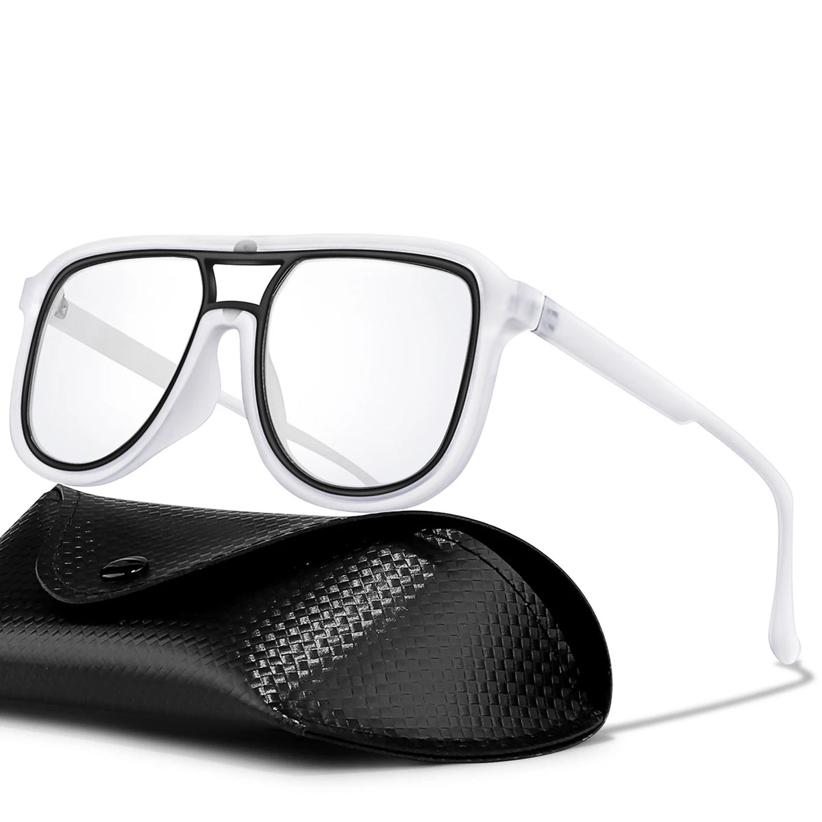 Un par de gafas de ciclismo fotoquímicas blancas sobre un guante deportivo negro.